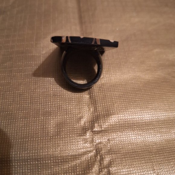 TWO FASHION RINGS. - Picture 4 of 4